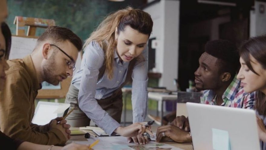 Como este perfil interactúa con diversas áreas de la empresa, es necesario que cuente con un buen nivel de comunicación y habilidades de liderazgo.