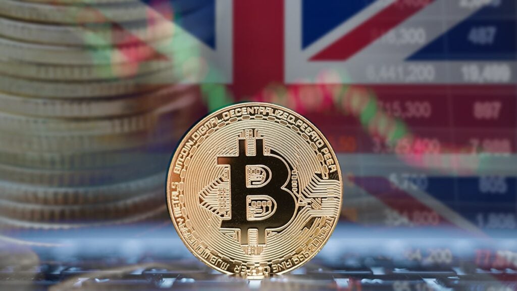 moneda bitcoin con monedas británicas y mercado en segundo plano