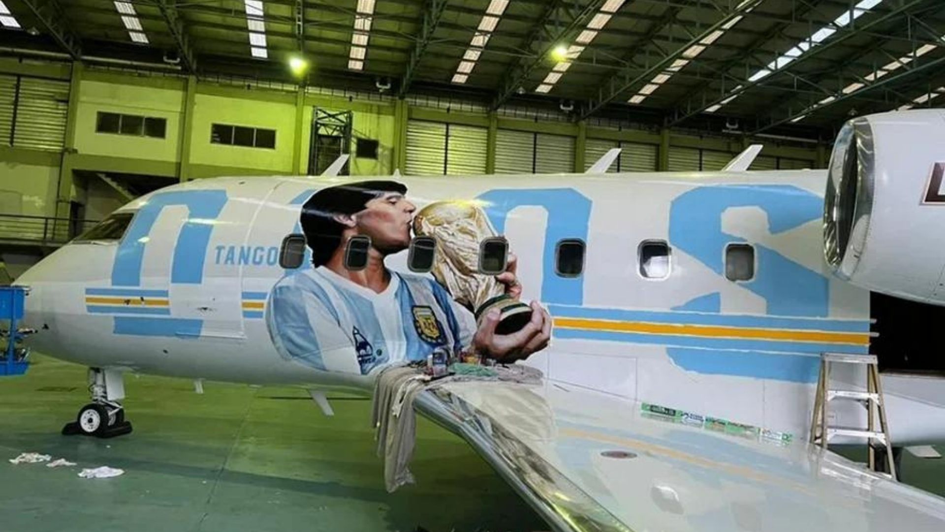 El avión chapado con la imagen de Diego que voló por los aires de Qatar durante el último Mundial